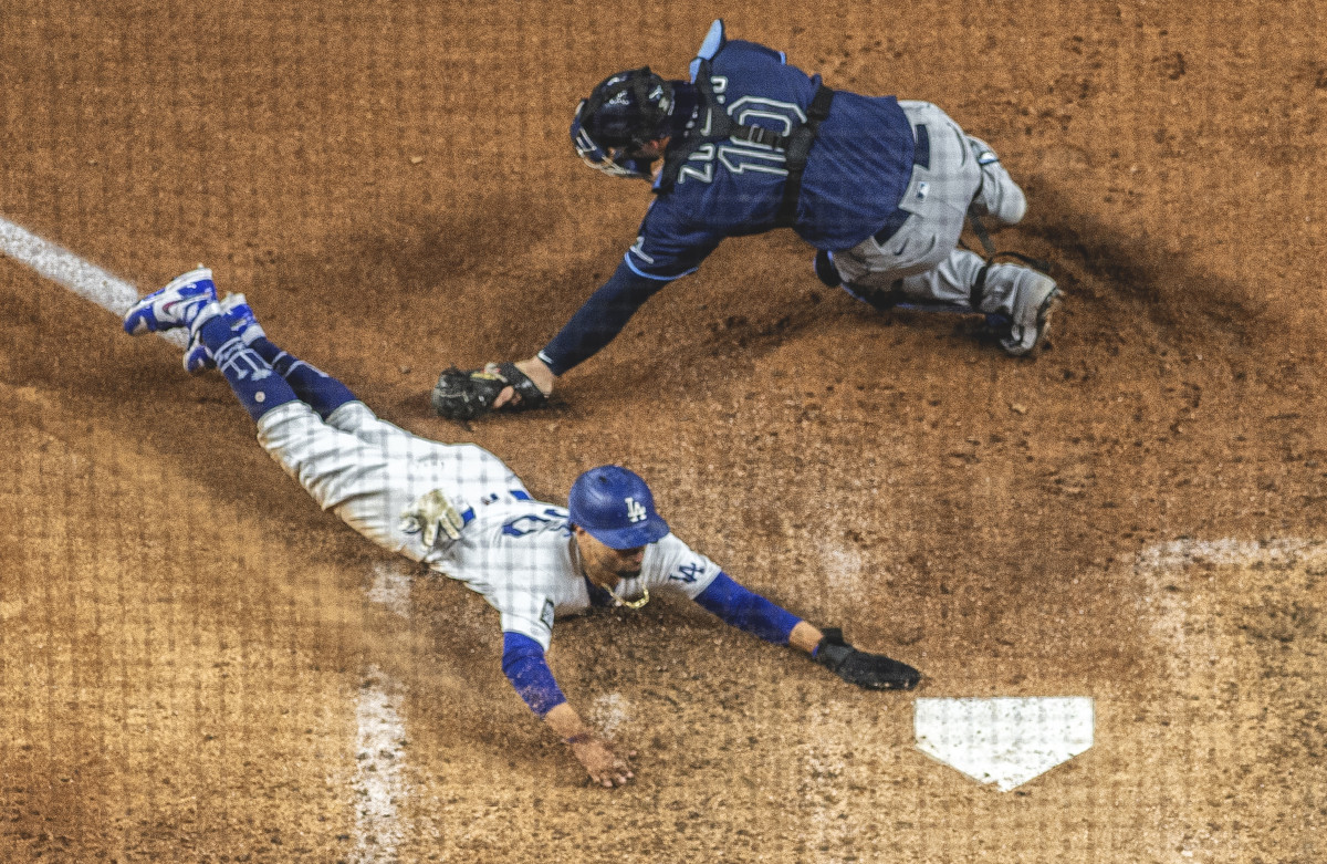 mookie-betts-slide